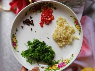 凉拌拍黄瓜,准备酱汁需要的材料,花椒,小米椒,蒜米,香菜,该切的切好备用。