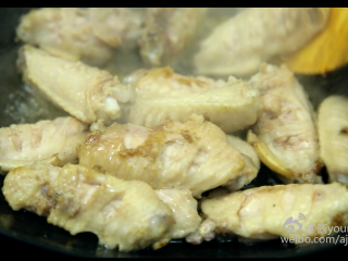 可乐鸡翅(懒人菜系列),8、煎炸至鸡翅双面出现略微焦黄。