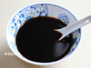 蚝油杏鲍菇,调一个酱汁:用2勺蚝油,1勺生抽,1勺白糖,加少许清水搅匀成酱汁。一般来说,不用额外加盐。因为蚝油、老抽、生抽里带的盐分就够了。