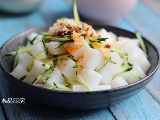 夏日小凉粉,加入适量食盐,鸡粉,生抽,醋,香油,辣椒油搅拌均匀即可。