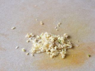 蒜苔炒腊肠,大蒜切末;