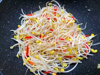 豆芽炒韭菜,待豆芽炒软以后,放入适量盐和适量蚝油翻炒均匀。