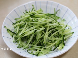 夏日小凉粉,半根黄瓜切成丝,备用。