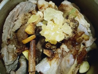 #食二星座#酱牛腱,加入冰糖,用手搓揉牛腱子,使牛腱子充分吸收调味料,腌制30分钟。