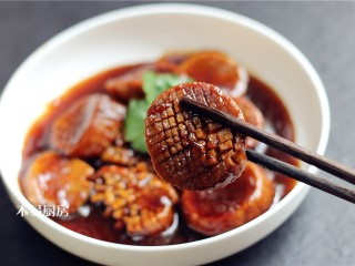 蚝油杏鲍菇,这道菜非常时候喜欢素食的朋友们,即使用来宴客,也不会输面子哦。