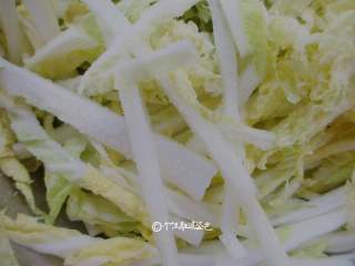 凉拌娃娃菜,用盐腌制半小时,然后用水冲洗一下
