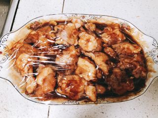 蜜汁烤翅根-年夜饭、宴请菜类,搅拌均匀,包上保鲜膜放冰箱冷藏一晚上入味。