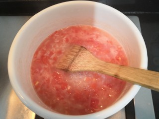 番茄丝瓜补钙粥,开中火,搅拌均匀到滚开
