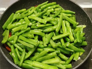 爆炒豆角,放入豆角段 翻炒