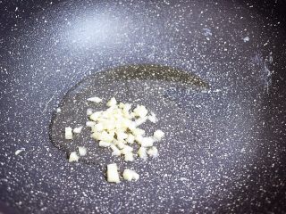 青椒炒鸡蛋,原锅倒入适量的食用油烧热,放入蒜末炒出香味
