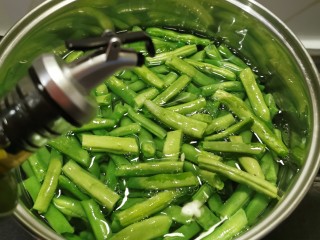 爆炒豆角,汤锅注入清水 烧开 放入豆角段 加入2克盐 几滴食用油