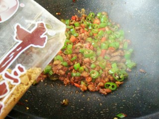 #猪年#辣子肉,继续炒均匀之后,出锅之前加适量的13香和食盐