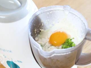 8m+小米饼(宝宝辅食),接着筛入面粉、放入香葱和蛋黄~