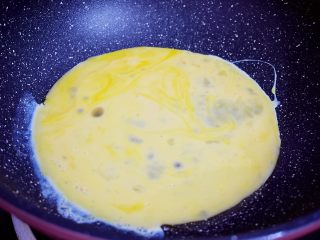 青椒炒鸡蛋,锅中倒入适量的食用油烧热,倒入鸡蛋液