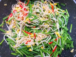 豆芽炒韭菜,再倒入韭菜,翻炒至韭菜熟为止。