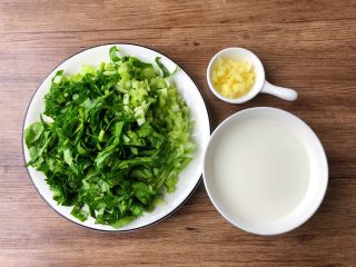 青菜豆腐汤,上海青清洗干净切成碎末,生姜去皮清洗干净切末,玉米淀粉加入适量水,调成水淀粉待用。
