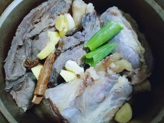 #食二星座#酱牛腱,把焯过水清洗干净的牛腱子放入高压锅中。加入葱姜蒜,八角,桂皮。