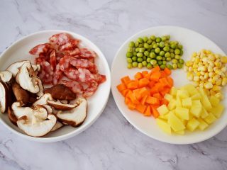 土豆腊肠焖饭,玉米粒、豌豆洗净备用,腊肠切片,胡萝卜去皮切丁,土豆去皮切丁,香菇去蒂切成薄片