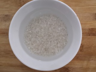 番茄丝瓜补钙粥,先把大米,用水浸泡30分钟