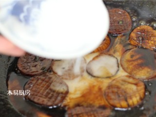 蚝油杏鲍菇,倒入调好的水淀粉,勾一个薄芡,新手可以试着徐徐添加,不要一次贪多都放进去就成了浆糊了。
