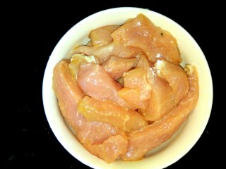 #猪里脊# 糖醋里脊,加入一勺料酒,一勺生抽,一勺淀粉,抓匀,腌制一会儿