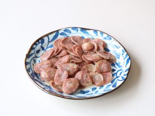 蒜苔炒腊肠,腊肠上锅蒸熟;