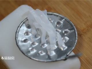 夏日小凉粉,如果您有这种刮凉粉的工具,可以用工具刮成丝。不过什么形状无所谓,味道都是一样的。
