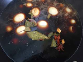啤酒卤蛋,开锅之后把料和酱油一同倒到锅里,大火烧开。小火炖20分钟。