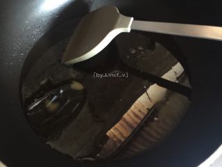 宫保豆腐丁,接着热油锅,倒入适量食用油烧热