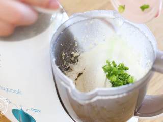 8m+小米饼(宝宝辅食),接着筛入面粉、放入香葱和蛋黄~