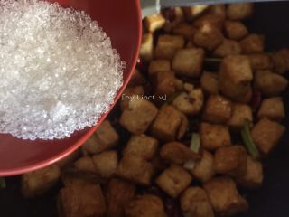 宫保豆腐丁,倒入白糖