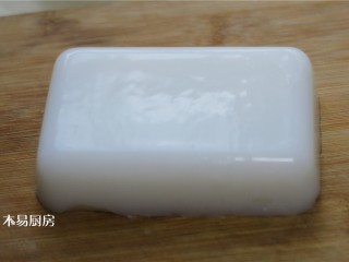 夏日小凉粉,用手轻轻地分离边缘,很容易将做好的凉粉倒扣出来。