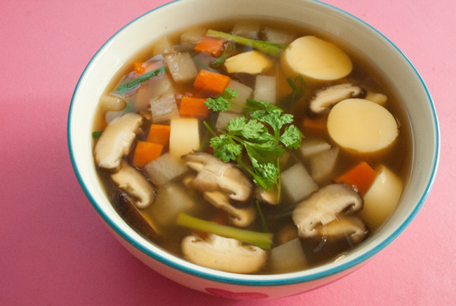 原野风味：菌菇骨头汤