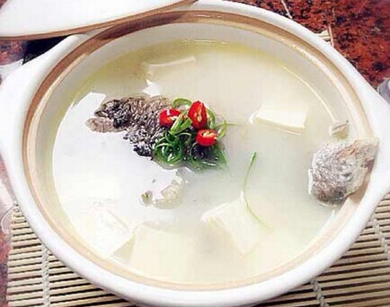肉质细嫩，汤白味鲜，好喝又营养的豆腐炖鱼的做法