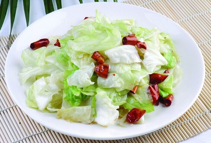 红白相间，麻辣鲜香，爽脆清甜的手撕包菜怎么做