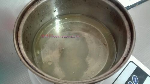 酱汁晶莹剔透，如闪电般耀眼的闪电泡芙怎么做