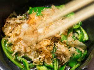 以柴鱼和青椒为主要原料制作而成的小吃：和风柴鱼青椒