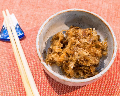 日本柴鱼饭松，口味甜甜咸咸的非常下饭