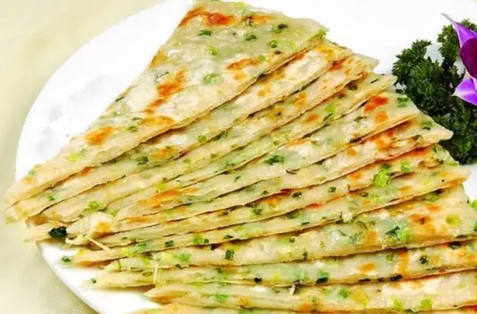 分享给大家美味可口的早餐葱油饼的家常做法