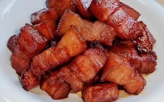 色泽红亮、肉质酥烂、味道鲜美的红烧肉的家常做法