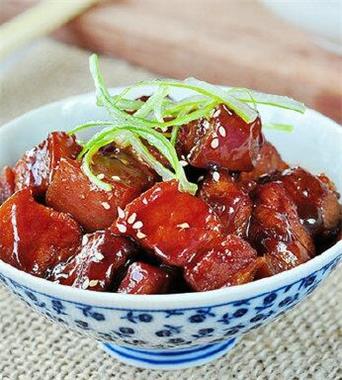 这样做的红烧肉肥瘦相间，香甜松软，入口即化