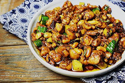 宫保鸡丁色泽棕红，散籽亮油，辣香酸甜，滑嫩爽口