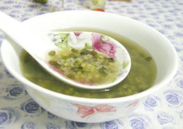 绿豆汤具有去火，缓解便秘，减肥的功效
