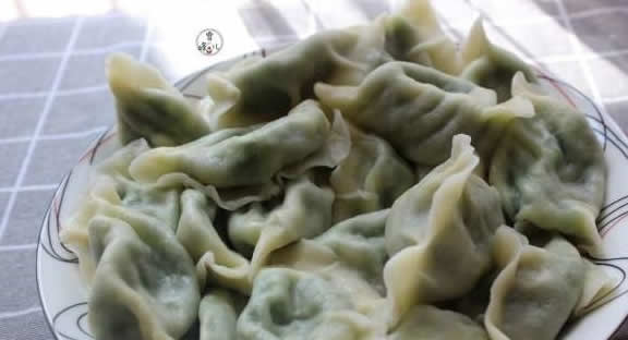 韭菜虾仁饺子皮薄馅鲜，营养丰富，健胃补益