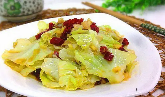 酸爽开胃，爽脆口感的家常酸辣包菜做法全攻略