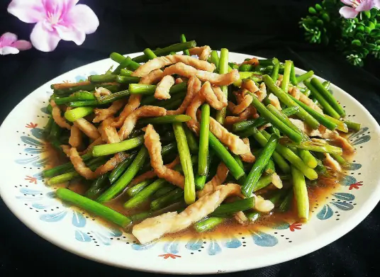 蒜苗炒肉丝不仅口感鲜美，还能为人体提供丰富的营养