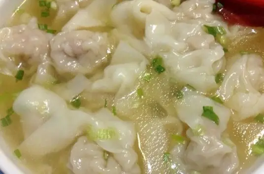 鸡汤馄饨的做法，融合了鸡肉的香味和柔滑的馄饨皮
