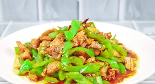 色彩鲜艳、诱人食欲的家常青椒炒肉做法分享