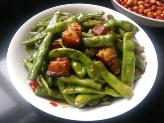 便宜又好吃的豆角炖肉家常做法详解