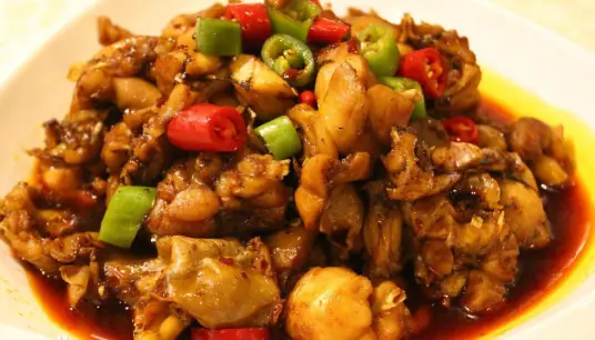 色泽红亮，鸡肉滑嫩又入味的红烧鸡块介绍